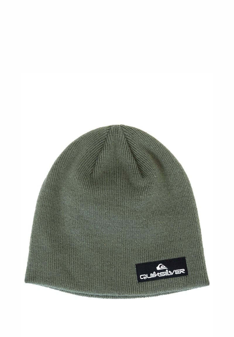 Bonnet en tricot vert avec une finition texturée. Présente une étiquette rectangulaire noire avec le logo "Quiksilver" sur un côté.