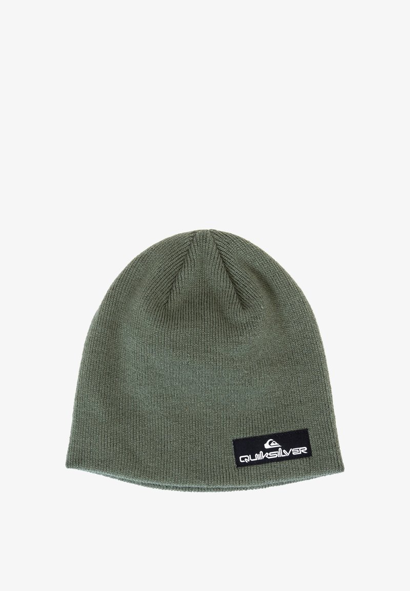 Zelená pletená čiapka s textúrovaným povrchom. Na jednej strane má čierny obdĺžnikový štítok s logom "Quiksilver".