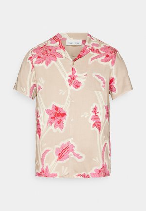Beige Kurzarmhemd mit großem rosa Blumendruck, einer Brusttasche und weißer Knopfleiste. Weiches, strukturiertes Material.