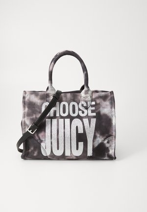 Czarna i szara torba typu tie-dye z krótkimi uchwytami i regulowanym paskiem na ramię, z dużym białym napisem "CHOOSE JUICY" z przodu.