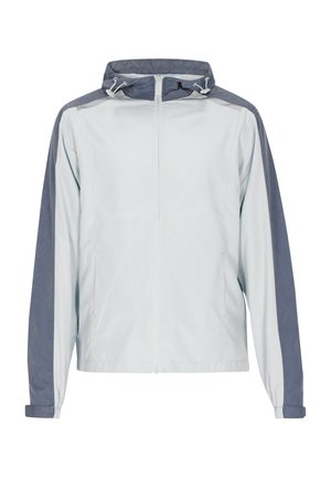 Chaqueta cortavientos de color azul claro con detalles en azul oscuro, cierre frontal con cremallera, capucha ajustable y puños elásticos. Tejido suave y ligero.