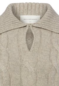 Beiger Strickpullover mit geripptem Kragen und Schlitz am Ausschnitt. Verfügt über ein strukturiertes Zopfmuster und ein Markenlabel am Kragen.