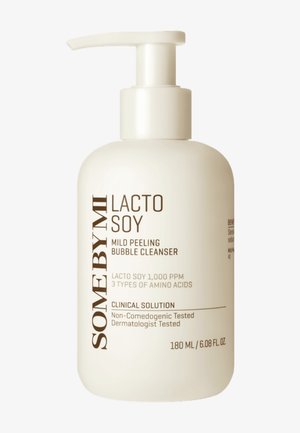 Witte pompflacon met het label Some By Mi Lacto Soy Mild Peeling Bubble Cleanser, klinische oplossing, 180 ml, dermatologisch getest.