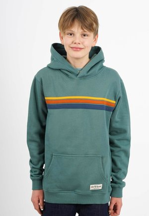 Hætte sweatshirt i teal med en lomme foran, der har horisontale striber i orange, gul og marineblå over brystet.