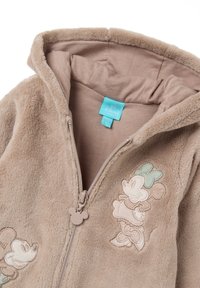 Hellbraune Fleece-Babyjacke mit Kapuze, Frontreißverschluss mit Mickey-Mouse-förmigem Ziehgriff und gesticktem Minnie-Mouse-Motiv auf der Brust.