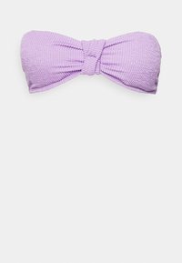 Top de bikini bandeau roxo com um tecido texturizado e detalhe frontal torcido. Bordas suaves e sem alças visíveis no design.