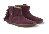 Stivali alla caviglia in suede bordeaux con dettagli di frange, bottoni decorativi e suola in gomma marrone per una migliore aderenza. Chiusura con zip laterale.