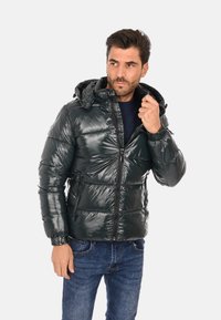 Giubbotto imbottito verde scuro con un esterno lucido, cappuccio e zip frontale. Presenta polsini elastici e tasche laterali.