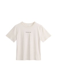 Hellbeige Baumwoll-T-Shirt mit kurzen Ärmeln, rundem Halsausschnitt und bedrucktem Text "EINEN APFEL AM TAG" in Schwarz auf der Vorderseite.