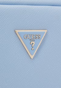 Guess DOUBLE ZIP - Neceser - sky