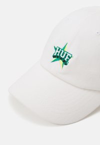 Cască de baseball din bumbac alb, cu un design brodat în verde și galben sub forma unei stele, având textul "HUF". Material texturat cu bordură curbată.