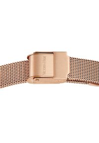 Correa de reloj de malla metálica en oro rosa con un cierre. Presenta una textura trenzada y una marca grabada en el cierre para mayor detalle.