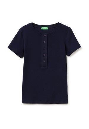 Marineblaues kurzärmeliges, geripptes Shirt mit rundem Ausschnitt und einer Fünf-Knopf-Leiste, United Colors of Benetton-Etikett sichtbar innen am Kragen.