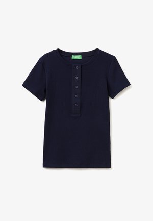 Marineblauw geribd T-shirt met korte mouwen, ronde hals en een knoopsluiting met vijf knopen, United Colors of Benetton-label zichtbaar aan de binnenkant van de kraag.