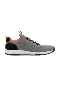 Graue Sportschuhe mit einem Obermaterial aus Mesh, orangefarbenen Akzenten, schwarzer Fersenanpassung und strukturiertem weißen Sohlen. Verfügt über Schnürsenkel und einen Zugtab.