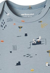 Hellblaues Baumwoll-Body mit Rundhalsausschnitt, versehen mit einem verspielten Muster aus Möwen, Bäumen und abstrakten Formen in Marineblau und Gelb.