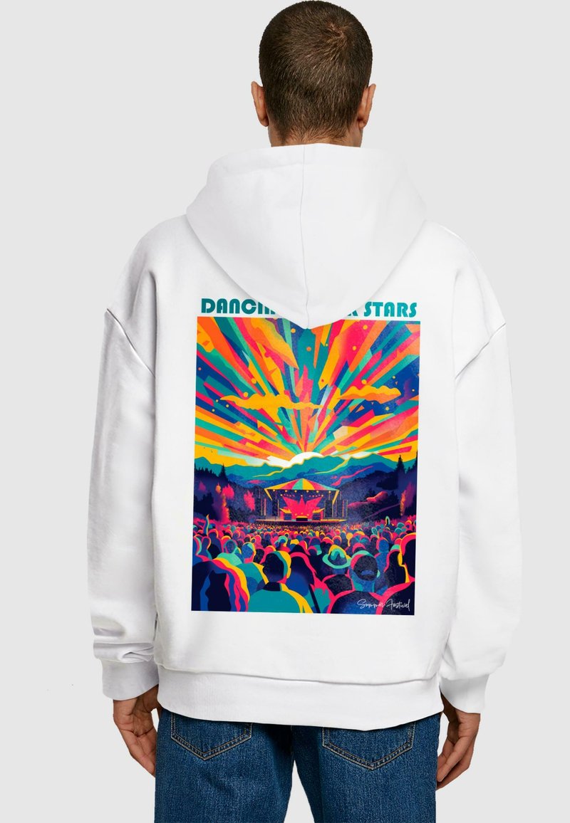 Sudadera blanca con un diseño gráfico colorido en la parte posterior que representa una escena de concierto, rayos brillantes y el texto "Bailando Bajo las Estrellas".