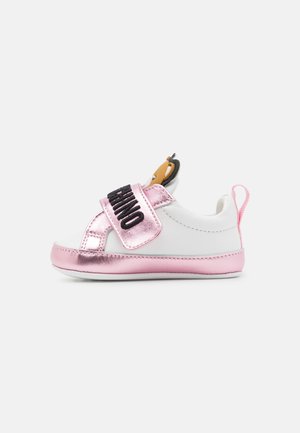 Hvid og pink babysko med skinnende pink rem mærket "Moschino" og tegneserie-bjørnedetalje på tungen.