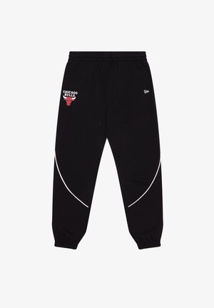 Schwarze Jogginghosen mit einem elastischen Bund, versehen mit einem roten und weißen "Chicago Bulls"-Logo. Mit weißen Paspeln an den Seiten.