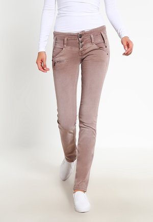 Světlé hnědé skinny džíny s mírně vybledlým povrchem, obsahující více kapes, dva knoflíky a kontrastní švy.