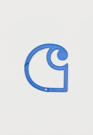 Gancho de plástico azul con un cierre circular y una pequeña bisagra de metal, mostrado sobre un fondo blanco.