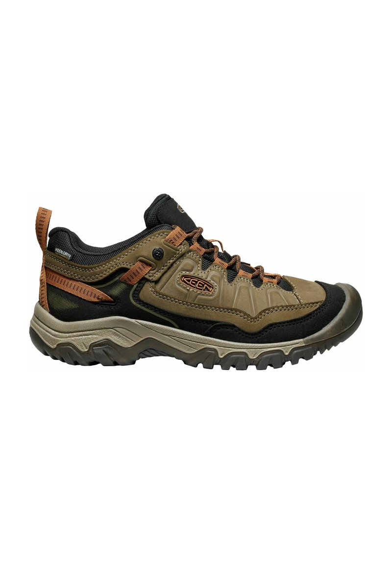 Męskie buty outdoorowe w brązowym i czarnym syntetycznym materiale, z teksturowaną cholewką, wzmocnionym noskiem i wytrzymałą gumową podeszwą.
