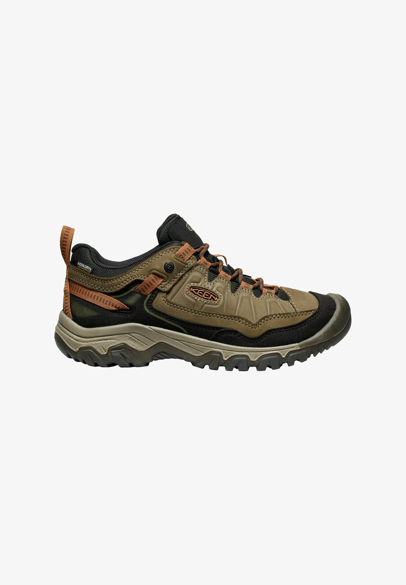 Męskie buty outdoorowe w brązowym i czarnym syntetycznym materiale, z teksturowaną cholewką, wzmocnionym noskiem i wytrzymałą gumową podeszwą.