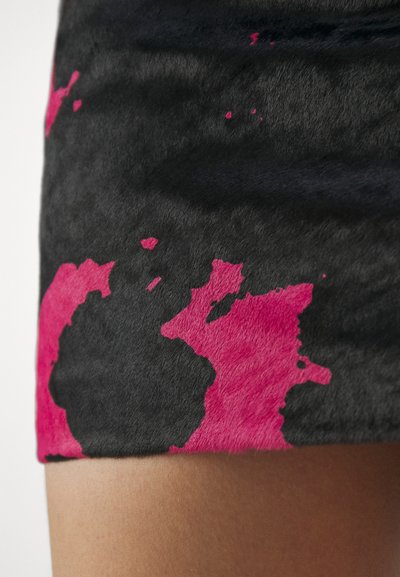 Sinead Gorey PRINTED SKIRT WITH CHUNKY METAL ZIP - Minijupe - black/pink
