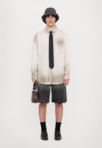 Feng Chen Wang GRADIENT WASHED UNISEX - Pantaloni scurți din denim - black gradient