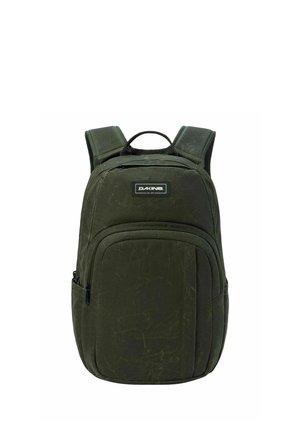 Mochila Dakine de color verde oscuro con correas de hombro acolchadas y múltiples compartimentos con cremallera, vista frontal sobre fondo blanco.