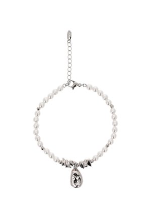 Karkötő kis fehér gyöngyökkel, ezüst díszítőgyöngyökkel és egy lógó ezüst medállal, amely egy absztrakt arcot ábrázol, állítható láncos kapoccsal.