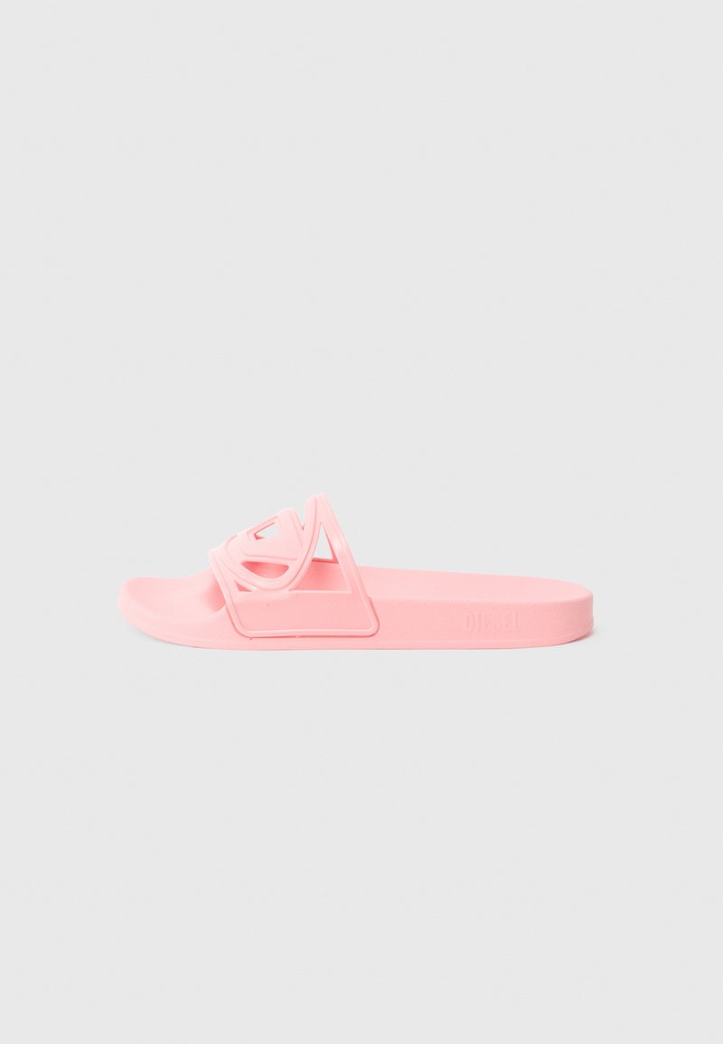 Ružová gumená šľapka s abstraktným výrezovým dizajnom na remienku a plochou podrážkou. Logo "DIESEL" je vyrazené na stielke.