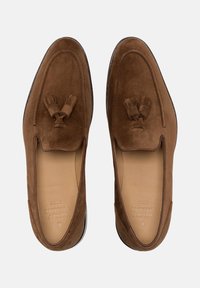 Braune Wildleder-Slipper mit Quasten-Detail, mandelförmiger Spitze und glatter Lederinnenausstattung, ausgestattet mit einer strukturierten Sohle für besseren Halt.