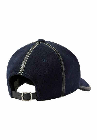 Cappellino da baseball in lana blu navy con finiture in pelle nera, dettagli di cucitura e cinturino regolabile con fibbia sul retro.