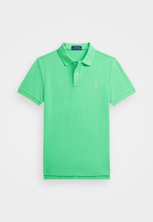 Zelena kratkotrajna polo majica iz teksturiranega bombaža, z običajnim ovratnikom, tremi gumbi in majhnim roza logotipom na prsih.