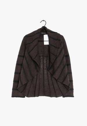 Braune Strickjacke mit schwarzen horizontalen Streifen. Sie hat einen offenen Vorderteil, einen schwingenden Kragen und eine gerippte Textur an Ärmeln und Saum.