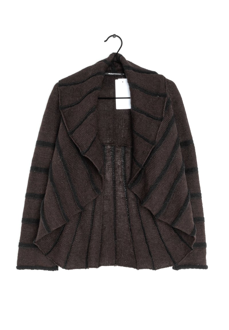 Brunstickad cardigan med svarta horisontella ränder. Har en öppen front, draperad krage och ribbad struktur på ärmar och nederkant.