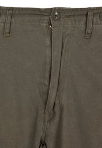 Oliwkowe spodnie z zamkiem błyskawicznym, zapięciem na guzik, szlufkami na pasek oraz gładką fakturą materiału. Widoczne detaliczne przeszycia wzdłuż szwów.