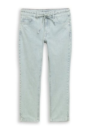 Jean en denim délavé clair avec de fines rayures blanches verticales, style cinq poches, avec un cordon noué à la taille.