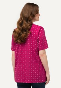 Ulla Popken SHORT SLEEVE - Camiseta estampada - dark mauve
