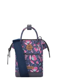 Kleine Blumenhandtasche in Marineblau und Pink. Verfügt �über ein Lederlogo-Patch, obere Griffe und einen verstellbaren Riemen. Texturiertes Material mit Reißverschluss.