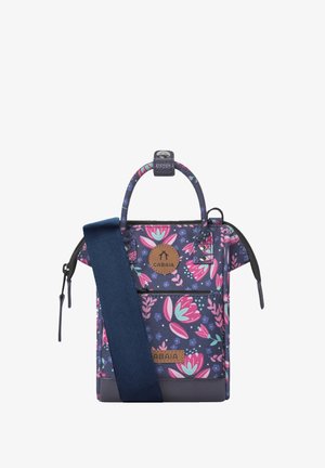 Kleine Blumenhandtasche in Marineblau und Pink. Verfügt über ein Lederlogo-Patch, obere Griffe und einen verstellbaren Riemen. Texturiertes Material mit Reißverschluss.