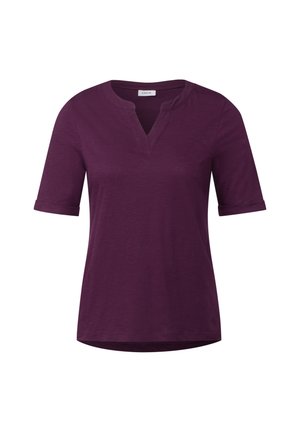 V-ringad t-shirt med kort ärm i mörk lila tyg med uppvikt mudd och avslappnad passform, med en subtil textur. Varumärkesetikett synlig vid nacken.