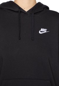 Sudadera negra de mezcla de algodón, con diseño de tipo pullover, capucha ajustable con cordón y un logo de Nike en blanco en el pecho.