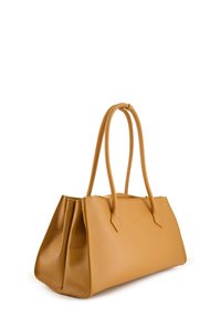 Tote-Bag aus braunem Leder mit glatten und strukturierten Oberflächen, zwei langen Griffen und offenem Design. Sie hat eine rechteckige Form und minimale Akzente.