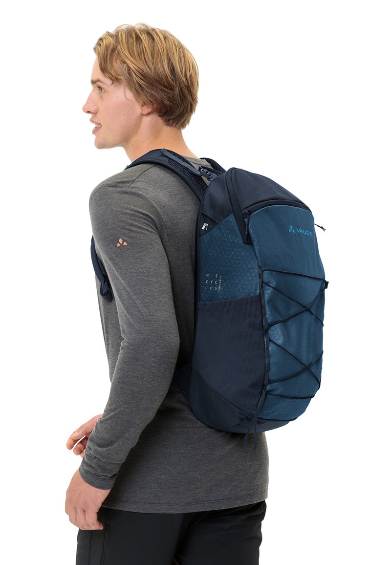 Marine rugzak met geometrische patronen, elastische frontkoord en verstelbare schouderbanden. Gemaakt van duurzaam materiaal, geschikt voor gebruik buitenshuis.