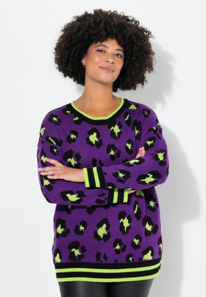 Suéter púrpura con estampado de leopardo en verde y negro, con acentos de canalé verde en el cuello y los puños. Textura de punto suave.