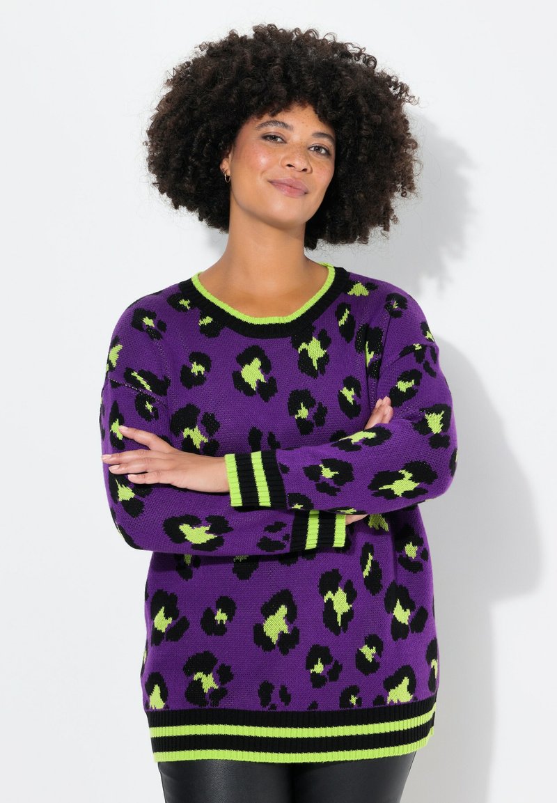 Maglione viola con stampa leopardata verde e nera, con dettagli a costine verdi al colletto e ai polsi. Tessuto morbido a maglia.