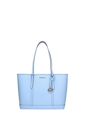 Lyseblå læder tote taske med dobbelte skulderremme, Michael Kors-logo og rund metal logovedhæng foran.