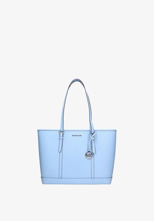 Lyseblå læder tote taske med dobbelte skulderremme, Michael Kors-logo og rund metal logovedhæng foran.
